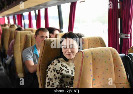 Zaporizhzhia, Ukraine. 11th mai 2022. Oleksandra, un résident de Marioupol, est assis dans un bus en direction de la Pologne. Vivant à Asovstal pendant les dernières semaines, Oleksandra part en Pologne avec sa fille. Crédit : SOPA Images Limited/Alamy Live News Banque D'Images