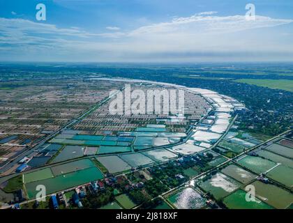 Photo aérienne de fermes de crevettes à proximité de la digue de mer dans les zones côtières de Giao Thuy Dist. Namdinh, Vietnam. Banque D'Images