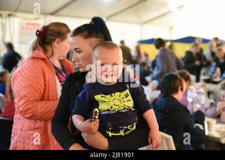 Zaporizhzhia, Ukraine. 11th mai 2022. Vadim, 2 ans, sourit après son arrivée dans un centre de réfugiés de Zaporizhzhia, Principal centre de réfugiés, Zaporizhzhia a été l'épicentre des réfugiés de Marioupol. (Photo de Madeleine Kelly/SOPA Images/Sipa USA) crédit: SIPA USA/Alay Live News Banque D'Images