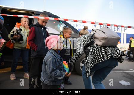 Zaporizhzhia, Ukraine. 11th mai 2022. Une fourgonnette pleine d'enfants arrive à Zaporizhzhia. Après avoir quitté les territoires occupés par la Russie, les réfugiés commencent leur voyage dans des régions plus sûres. (Photo de Madeleine Kelly/SOPA Images/Sipa USA) crédit: SIPA USA/Alay Live News Banque D'Images