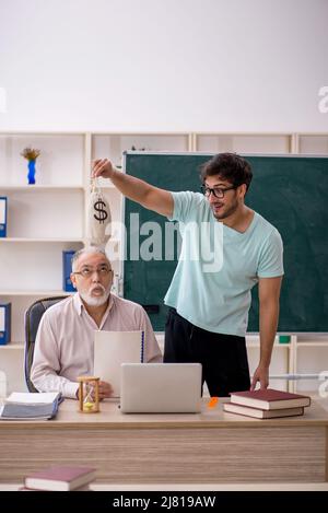 Vieux professeur et jeune étudiant dans le concept de rémunération Banque D'Images