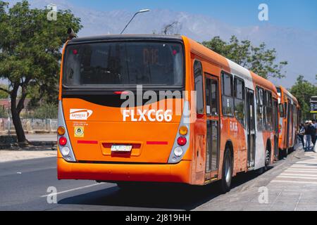 Santiago, Chili - décembre 2021: Un Transantiago, ou Red Metropolitana de Movilidad, bus à Santiago Banque D'Images