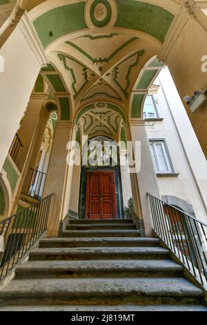 Naples, Italie - 16 août 2021 : le Palazzo espagnol, connu sous le nom de Palazzo dello Spagnolom en italien, est un palais d'architecture remarquable à Naples, en ITA Banque D'Images