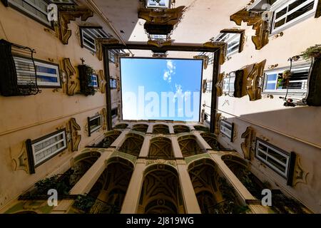 Naples, Italie - 16 août 2021 : le Palazzo espagnol, connu sous le nom de Palazzo dello Spagnolom en italien, est un palais d'architecture remarquable à Naples, en ITA Banque D'Images