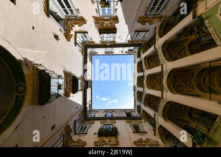 Naples, Italie - 16 août 2021 : le Palazzo espagnol, connu sous le nom de Palazzo dello Spagnolom en italien, est un palais d'architecture remarquable à Naples, en ITA Banque D'Images