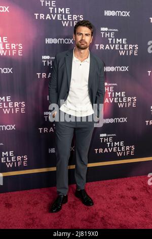 New York, NY - 11 mai 2022 : Theo James participe à la première femme de The Time Traveler à la Morgan Library Banque D'Images