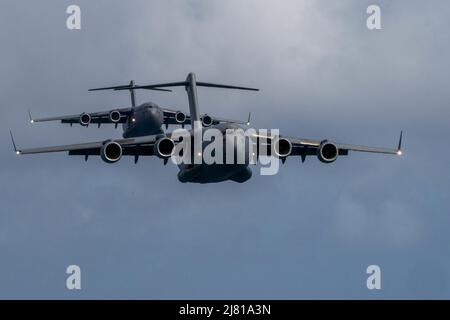 Honolulu, Hawaï, États-Unis. 4th mai 2022. Une Royal Australian Air Force C-17 Globemaster III vole devant un C-17 américain au cours d'une mission d'entraînement à la manœuvre aérienne autour des îles hawaïennes dans le cadre de l'exercice Global Dexterity 2022 à la base conjointe Pearl Harbor-Hickam, Hawaii, le 4 mai 2022. La RAAF et l'USAF ont mené des missions conjointes de vol les unes avec les autres et ont échangé des membres de l'équipage afin de mieux apprendre les procédures et les techniques des autres. Crédit : Makensie Cooper/États-Unis Air Force/ZUMA Press Wire Service/ZUMAPRESS.com/Alamy Live News Banque D'Images