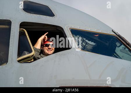 Honolulu, Hawaï, États-Unis. 4th mai 2022. Le capitaine de la US Air Force, Philip Conte, pilote du 535th Airlift Squadron, effectue un mouvement de shaka hawaïen depuis le poste de pilotage d'un C-17 Globemaster III sur la ligne de vol de la base conjointe Pearl Harbor-Hickam, Hawaii, le 4 mai 2022. L'exercice Global Dexterity est conçu pour préparer la U.S. Air Force et la Royal Australian Air Force à une action combinée en temps de guerre, de paix et d'opérations humanitaires dans l'ensemble de l'Indo-Pacifique. Crédit : Makensie Cooper/États-Unis Air Force/ZUMA Press Wire Service/ZUMAPRESS.com/Alamy Live News Banque D'Images