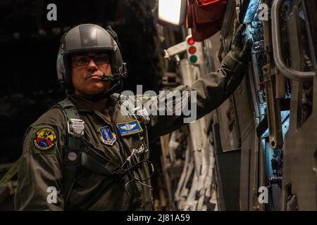 Honolulu, Hawaï, États-Unis. 4th mai 2022. Sgt. Principal de la Force aérienne des États-Unis Kale Barney, chargée de charge du 201st Escadron des opérations de mobilité aérienne, se prépare à sortir sur la rampe d'un C-17 Globemaster III lors de l'exercice Global Dexterity 2022 à la base conjointe Pearl Harbor-Hickam, à Hawaï, le 4 mai 2022. L'exercice Global Dexterity 2022 est conçu pour aider à développer les capacités de transport aérien tactique bilatéral et de chute d'air de la U.S. Air Force et de la Royal Australian Air Force. Crédit : Makensie Cooper/États-Unis Air Force/ZUMA Press Wire Service/ZUMAPRESS.com/Alamy Live News Banque D'Images