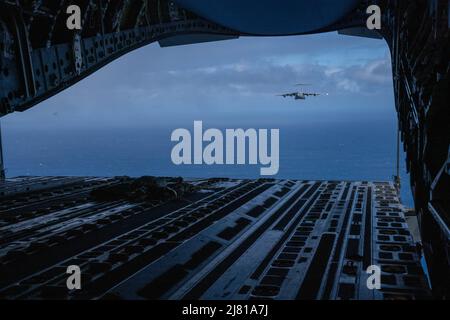 Honolulu, Hawaï, États-Unis. 4th mai 2022. Une Royal Australian Air Force C-17 Globemaster III survole l'océan Pacifique pendant l'exercice Global Dexterity 2022 à la base conjointe Pearl Harbor-Hickam, Hawaii, le 4 mai 2022. L'exercice Global Dexterity comprenait un entraînement côte à côte du C-17s de la US Air Force, de la Hawaii Air National Guard et de la Royal Australian Air Force pour mieux développer des tactiques entre les trois forces. Crédit : Makensie Cooper/États-Unis Air Force/ZUMA Press Wire Service/ZUMAPRESS.com/Alamy Live News Banque D'Images