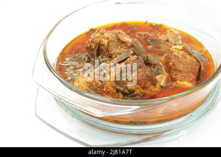 Moo Chamuang ou morceaux de curry de porc avec des feuilles de Chamuang, le goût est doux et aigre. Célèbre menu de curry local dans la province de Chanthaburi en Thaïlande. Le Banque D'Images