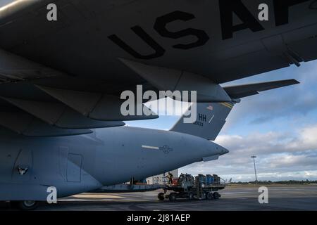 Honolulu, Hawaï, États-Unis. 4th mai 2022. Une Air Force américaine C-17 Globemaster III est chargée sur la ligne aérienne en vue d'une chute d'air pendant l'exercice Global Dexterity 2022 à la base conjointe Pearl Harbor-Hickam, Hawaii, le 4 mai 2022. La Royal Australian Air Force a visité la JBPHH pour se joindre au service actif et à la Garde nationale C-17s pour des missions d'entraînement autour des îles hawaïennes afin de développer des capacités de transport aérien tactique et de chute d'air. Crédit : Makensie Cooper/États-Unis Air Force/ZUMA Press Wire Service/ZUMAPRESS.com/Alamy Live News Banque D'Images