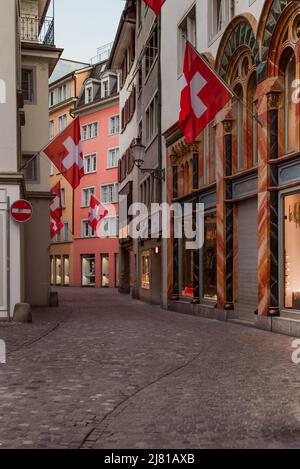 Zurich Suisse. 5. Avril 2018, les rues de la vieille ville et l'architecture, beaucoup de drapeaux suisses et de boutiques avec des vitrines. Banque D'Images