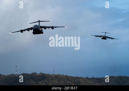 Honolulu, Hawaï, États-Unis. 4th mai 2022. Une Royal Australian Air Force C-17 Globemaster III vole en formation avec un C-17 américain au cours d'une mission d'entraînement de manœuvre aérienne autour des îles hawaïennes dans le cadre de l'exercice Global Dexterity 2022 à la base conjointe Pearl Harbor-Hickam, Hawaii, le 4 mai 2022. La RAAF et l'USAF ont mené des missions conjointes de vol les unes avec les autres et ont échangé des membres de l'équipage afin de mieux apprendre les procédures et les techniques des autres. Crédit : Makensie Cooper/États-Unis Air Force/ZUMA Press Wire Service/ZUMAPRESS.com/Alamy Live News Banque D'Images