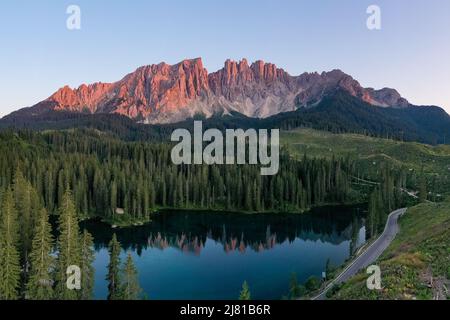 Lago di Carezza (lac de Carezza) et Dolomiti à Trentin-Haut-Adige, Italie Banque D'Images