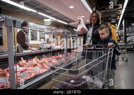 Zaporizhzhia, Ukraine. 10th mai 2022. Une femme avec un enfant a vu faire du shopping dans un supermarché de Zaporizhia. La Russie a envahi l'Ukraine le 24 février 2022, déclenchant la plus grande attaque militaire en Europe depuis la Seconde Guerre mondiale Crédit : SOPA Images Limited/Alamy Live News Banque D'Images