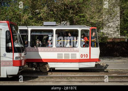 Zaporizhzhia, Ukraine. 10th mai 2022. Les gens ont vu voyager dans un tramway à Zaporizhia. La Russie a envahi l'Ukraine le 24 février 2022, déclenchant la plus grande attaque militaire en Europe depuis la Seconde Guerre mondiale Crédit : SOPA Images Limited/Alamy Live News Banque D'Images