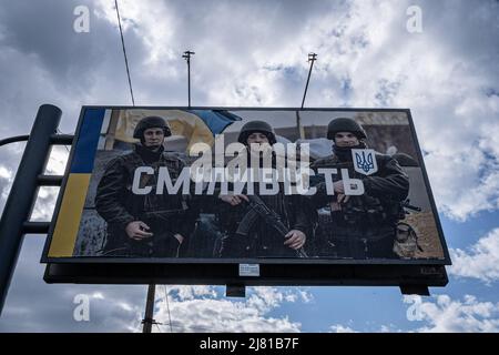 Zaporizhzhia, Ukraine. 10th mai 2022. Un panneau d'affichage "courage" de l'armée ukrainienne vu à Zaporizhia. La Russie a envahi l'Ukraine le 24 février 2022, déclenchant la plus grande attaque militaire en Europe depuis la Seconde Guerre mondiale Crédit : SOPA Images Limited/Alamy Live News Banque D'Images