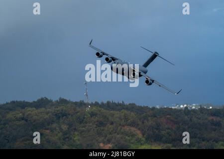 Honolulu, Hawaï, États-Unis. 4th mai 2022. Une Royal Australian Air Force C-17 Globemaster III se trouve au-dessus d'une île hawaïenne au cours d'une mission d'entraînement faisant partie de l'exercice Global Dexterity 2022 à la base conjointe Pearl Harbor-Hickam, Hawaii, le 4 mai 2022. L'escadron de la RAAF a visité la JBPHH pour se joindre à la fois au service actif et à la Garde nationale C-17s pour des missions d'entraînement autour des îles hawaïennes afin de développer des capacités de transport aérien tactique et de chute d'air. Crédit : Makensie Cooper/États-Unis Air Force/ZUMA Press Wire Service/ZUMAPRESS.com/Alamy Live News Banque D'Images