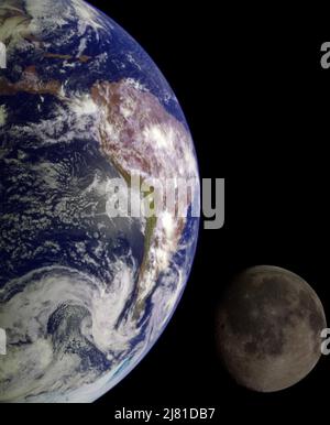 Planète Terre et la Lune, vue de l'espace. Des éléments de cette image ont été fournis par la NASA. Banque D'Images