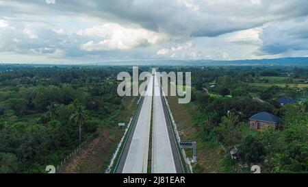 Vue aérienne de Sigli Banda Aceh (Sibanceh) route à péage, Aceh, Indonésie. Banque D'Images