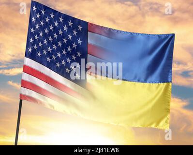 Drapeau des couleurs nationales de l'Ukraine et des Etats-Unis en plein air Banque D'Images