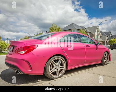 Voiture de luxe Mercedes Benz classe CLA au design futuriste de couleur rose - avril 7,2022 - Vancouver BC, Canada. Vue sur la rue, photo de voyage, éditorial, nobo Banque D'Images