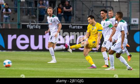 Monchengladbach, Rhénanie-du-Nord-Westphalie, Allemagne. 11th mai 2022. Le capitaine ukrainien TARAS STEPANENKO (6) tente une passe alors qu'il est couvert par MARVIN FRIEDRICH (5), LARS STINDL (13) et ALASSANE APLAIDE (14). Borussia Monchengladbach a accueilli l'Ukraine dans le parc Borussia de Monchengladbach. (Image de crédit : © Kai Dambach/ZUMA Press Wire) Banque D'Images