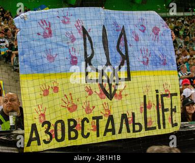 Monchengladbach, Rhénanie-du-Nord-Westphalie, Allemagne. 11th mai 2022. Un partisan ukrainien montre son soutien à ceux qui ont été piégés dans l'usine de métal d'Azovstal à Marioupol. Borussia Monchengladbach a accueilli l'Ukraine dans le parc Borussia de Monchengladbach. (Image de crédit : © Kai Dambach/ZUMA Press Wire) Banque D'Images