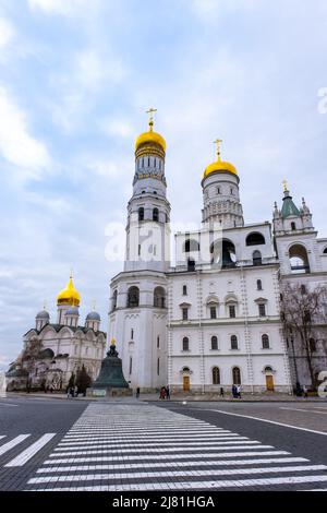 Moscou, Russie - 10 avril 2022 : à l'intérieur du mur du Kremlin - Ivan la Grande Tour de la cloche à Moscou, Russie Banque D'Images