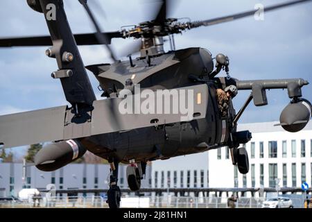 Pologne. 8th avril 2022. Un hélicoptère d'évacuation médicale UH-60 Blackhawk de l'armée américaine du bataillon de l'aviation générale de 1-214th, 12th combat Aviation Brigade, transporte du personnel vers un endroit voisin pour simuler un traitement lors d'un exercice conjoint mené par les forces armées polonaises près de l'arène G2A, Pologne, le 8 avril 2022. Cet exercice, ainsi que d'autres, renforce notre interopérabilité avec nos alliés et partenaires de l'OTAN et renforce les relations régionales que nous avons développées. 12 CAB est la seule brigade aérienne durable présente dans toute l'Europe qui nous permet de nous dissuader et de nous défendre Banque D'Images