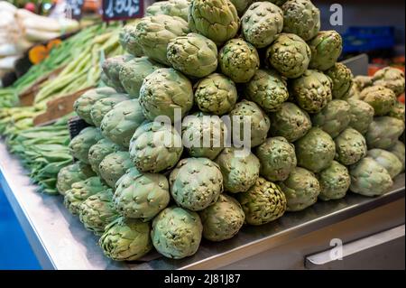 Légumes frais d'artichauts verts sur le marché agricole en Espagne, Malaga, Andalousie Banque D'Images