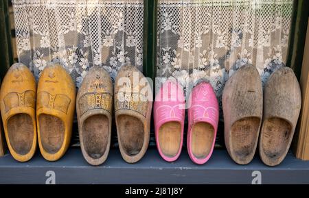 Sabots de chaussures en bois pour la famille néerlandaise. La marche est le village de pêcheurs hollandais historique dans le nord-Holland, Enkhuizen, pays-Bas gros plan Banque D'Images