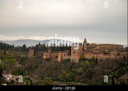 Vue sur la forteresse médiévale Alhambra et la neige sur les montagnes de la Sierra Nevada, Grenade, Andalousie, Espagne au printemps Banque D'Images