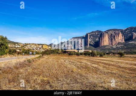 Panorama des rochers de Mallos de Riglos dans la province de Huesca, Aragon, Espagne en Europe Banque D'Images