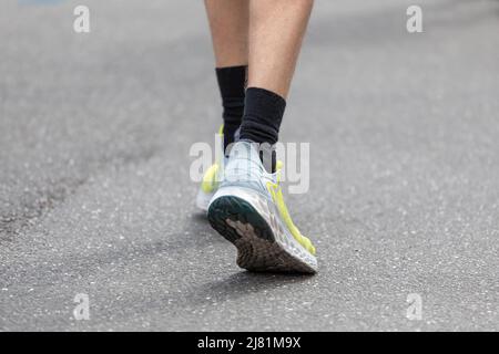 chaussettes noires dans les chaussures de running sur l'asphalte Banque D'Images