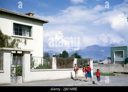 Mère et enfants marchant dans la rue des maisons de banlieue, Riobamba, province de Chimborazo, Equateur, Amérique du Sud, 1962 Banque D'Images