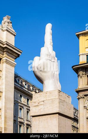 'L.O.V.E.', dit 'il Dito' (le doigt), est une sculpture de Maurizio Cattelan située en face de la bourse italienne de Milan, en Italie. Banque D'Images