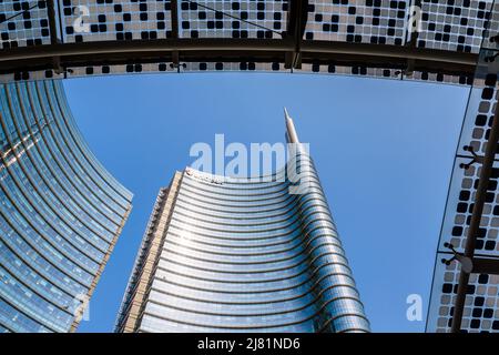 Vue à angle bas de la tour UniCredit, siège de la banque UniCredit dans le quartier de Porta Nuova à Milan, Italie. Banque D'Images