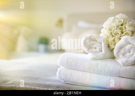 Ensemble de serviettes blanches propres sur le lit dans la chambre d'hôtel. Concept de service d'étage Banque D'Images