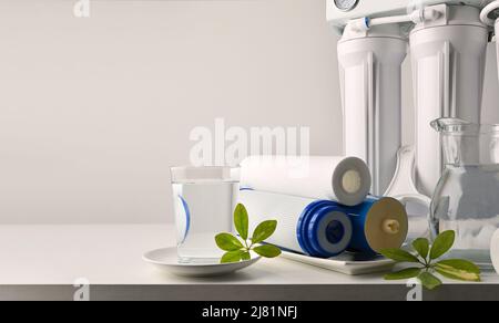 Verre et verseuse avec eau purifiée et équipement domestique avec filtres sur table de cuisine blanche et fond blanc isolé.Vue avant.COM. Horizontale Banque D'Images