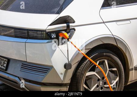 Hyundai Ioniq 5 EV charge dans la rue à Francfort, Allemagne Banque D'Images