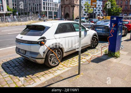 Hyundai Ioniq 5 EV charge dans la rue à Francfort, Allemagne Banque D'Images