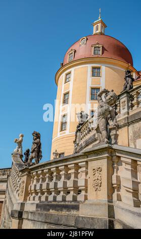 Sculpture en face de Schloss Moritzburg près de Dresde, Saxe, Allemagne Banque D'Images