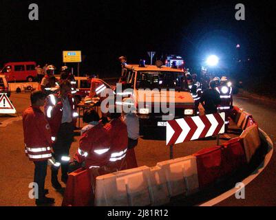 02 juillet 2002, Bade-Wurtemberg, Überlingen : le personnel d'urgence de la Croix-Rouge allemande se trouve à un carrefour. Plus de 70 personnes ont été tuées lors d'une collision d'avion au-dessus du lac de Constance le 4 juillet 2002. Un Tupolev Tu-154 de Bashkirian Airlines a été en collision avec un Boeing 757 du service de colis DHL. Photo: Felix Kästle/dpa Banque D'Images