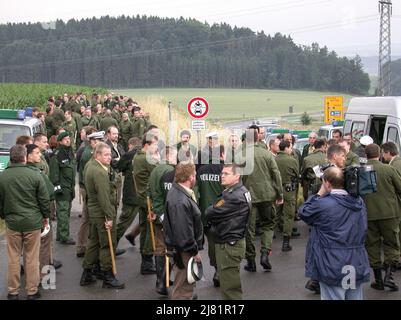 02 juillet 2002, Bade-Wurtemberg, Überlingen: Les policiers se préparent à peigner le site de l'accident sur l'un des sites de l'accident. Plus de 70 personnes ont été tuées lors d'une collision d'avion au-dessus du lac de Constance le 4 juillet 2002. Un Tupolev Tu-154 de Bashkirian Airlines avait été en collision avec un Boeing 757 du service de colis DHL. Photo: Felix Kästle/dpa Banque D'Images