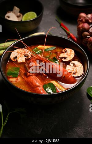 Délicieuse soupe Tom Yam Kung ou soupe thaï épicée au lait de coco avec crevettes. Célèbre concept de cuisine thaïlandaise. Banque D'Images