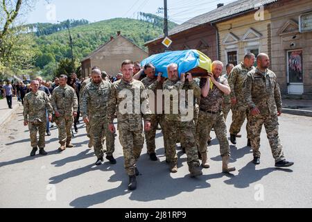 Non exclusif: VELYKYI BEREZNYI, UKRAINE - 11 MAI 2022 - les militaires portent le cercueil du soldat ukrainien Vasyl Pekar, 37 ans, qui a péri le 5 mai Banque D'Images