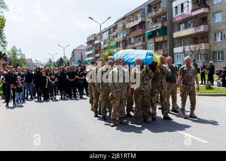 Non exclusif: VELYKYI BEREZNYI, UKRAINE - 11 MAI 2022 - les militaires portent le cercueil du soldat ukrainien Vasyl Pekar, 37 ans, qui a péri le 5 mai Banque D'Images