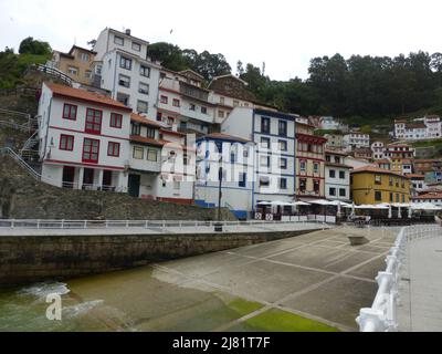 Cudillero, un village de pêcheurs sur la côte des Asturies. Espagne. Banque D'Images